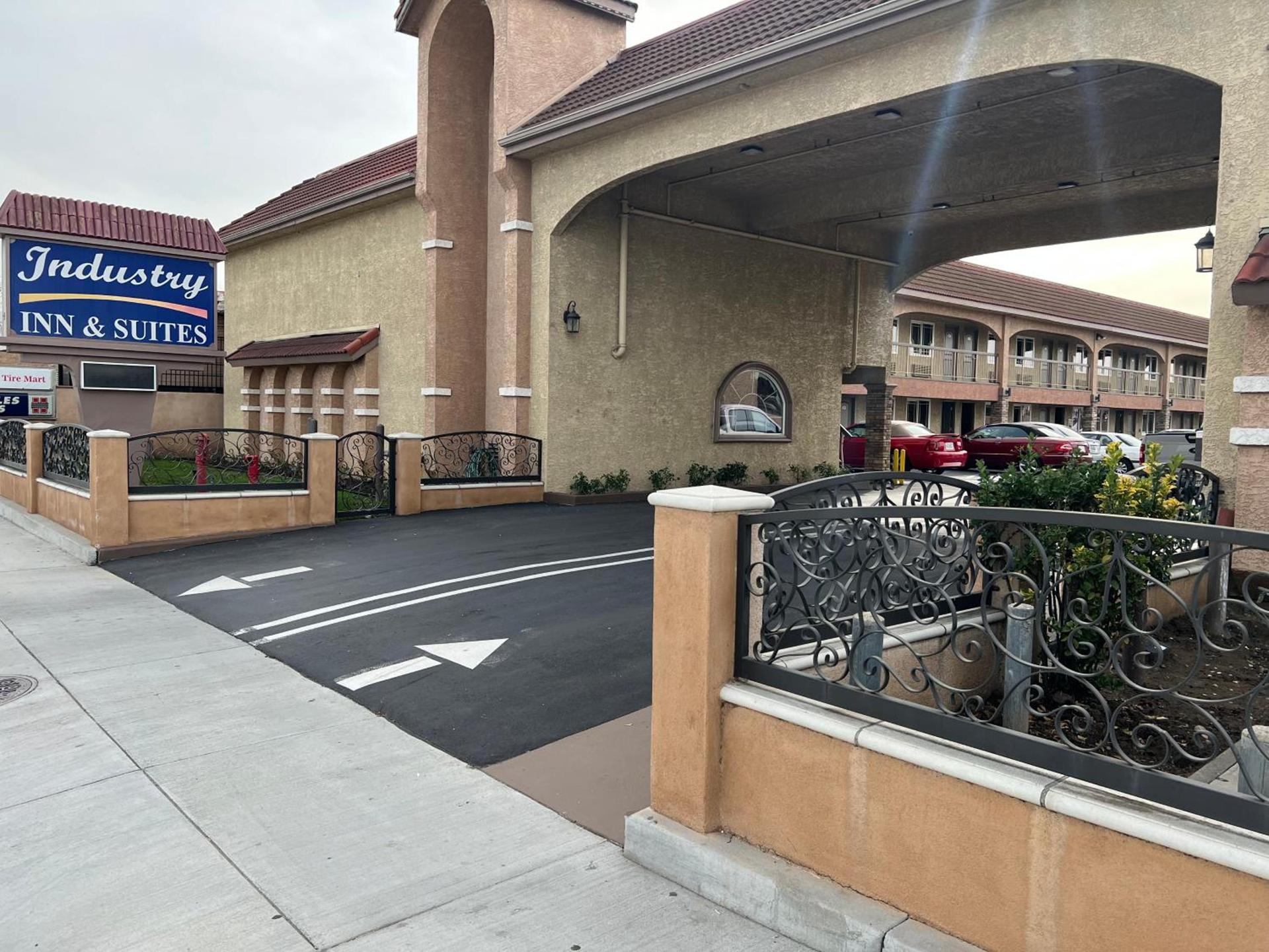Industry Inn & Suites photo 2