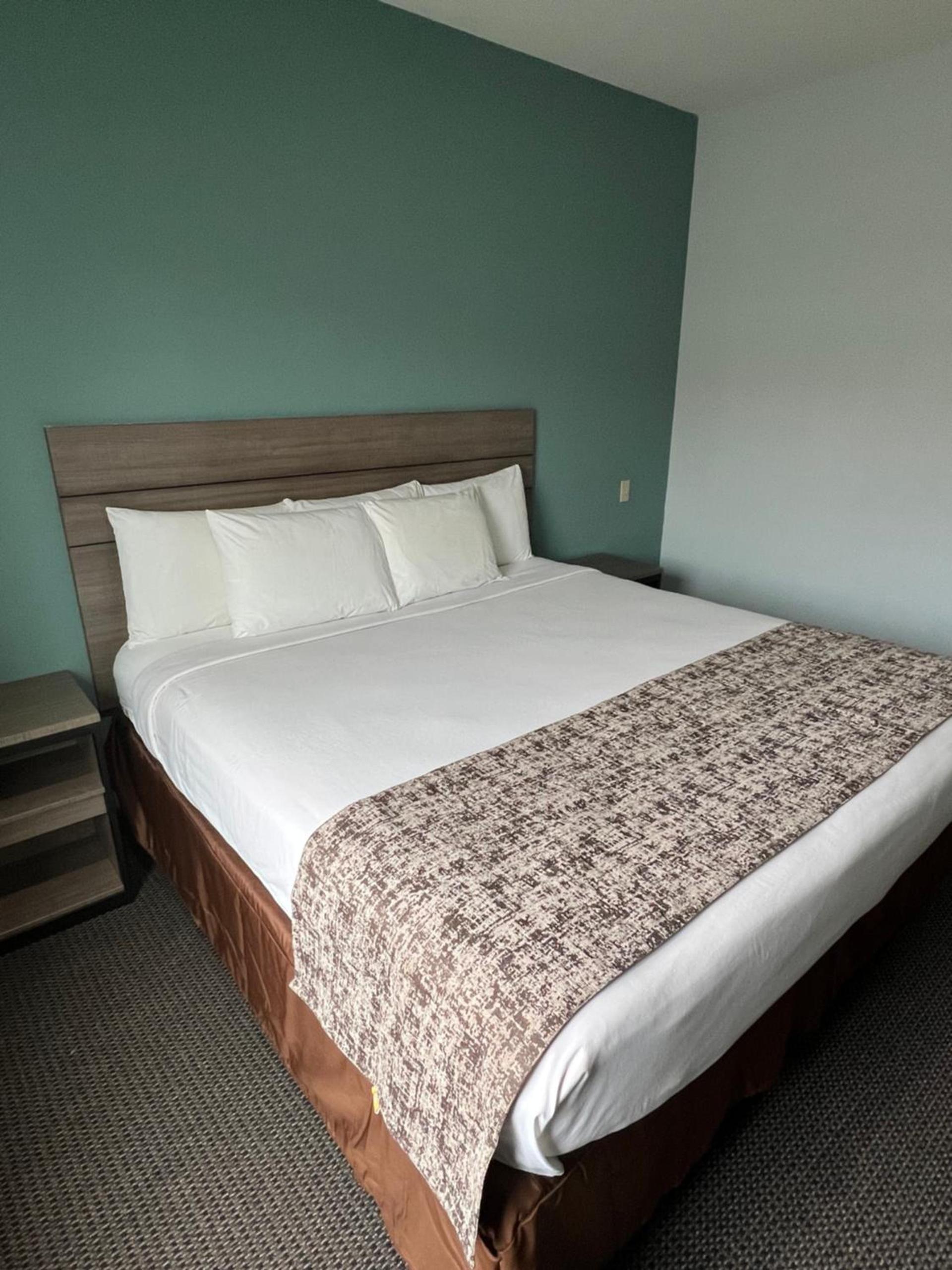 Americas Best Value Inn Sulphur photo 8