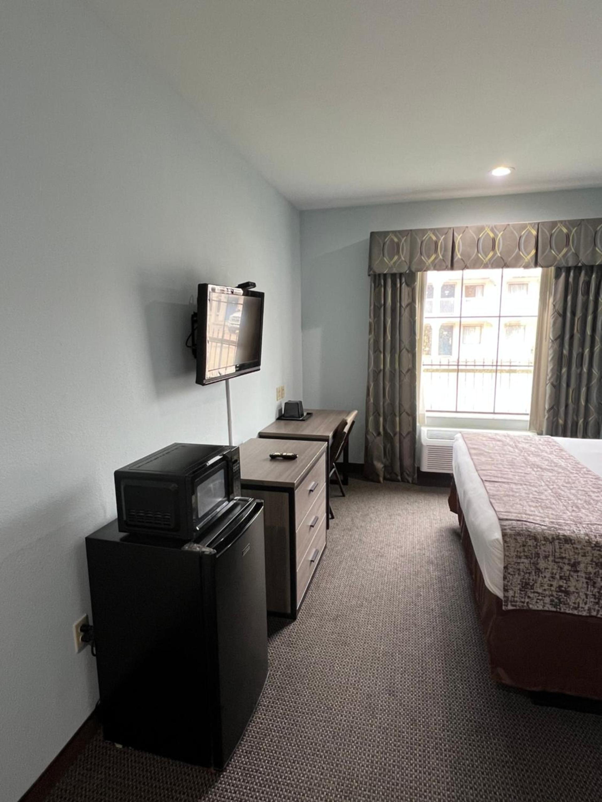 Americas Best Value Inn Sulphur photo 9