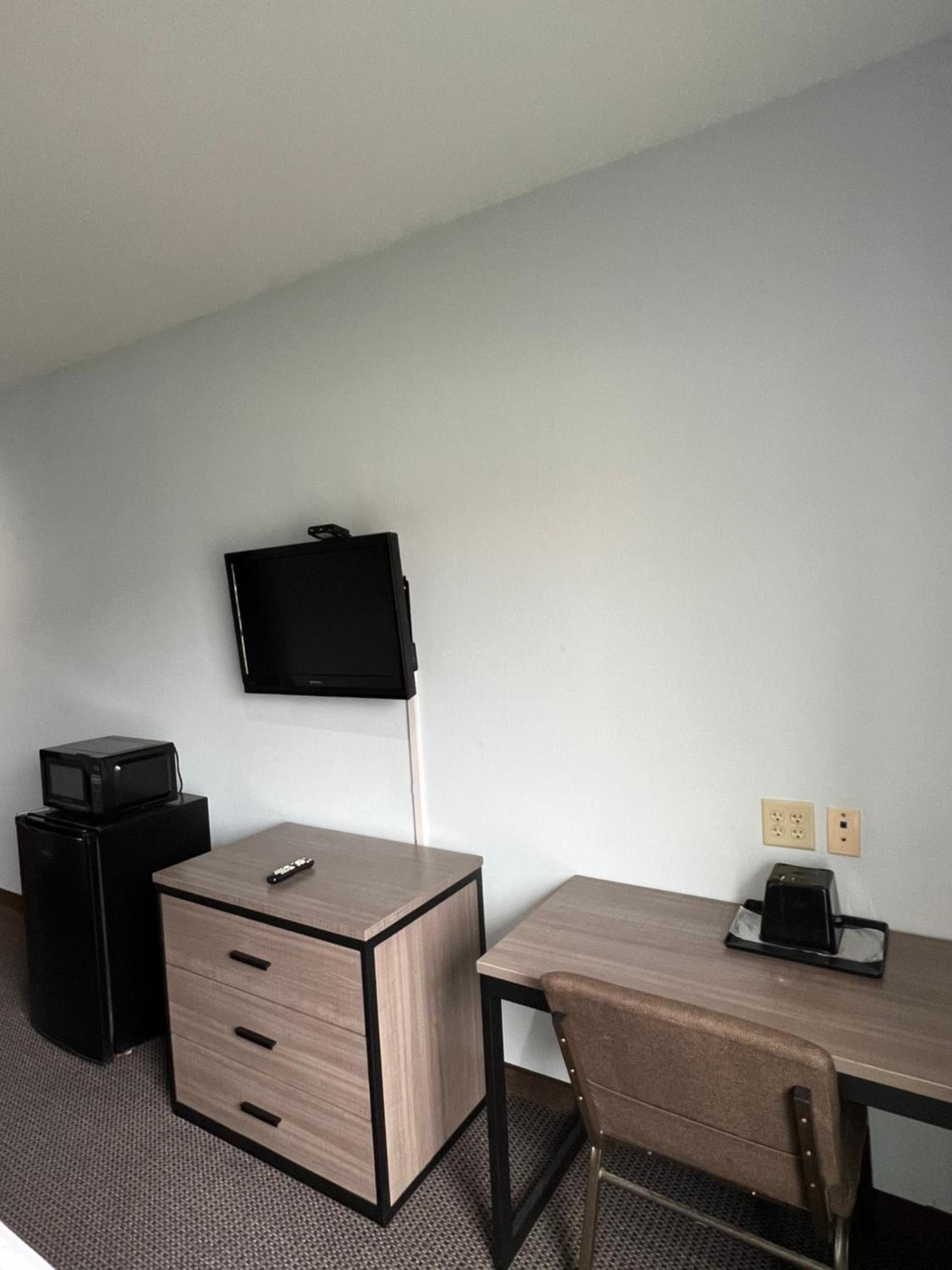 Americas Best Value Inn Sulphur photo 20