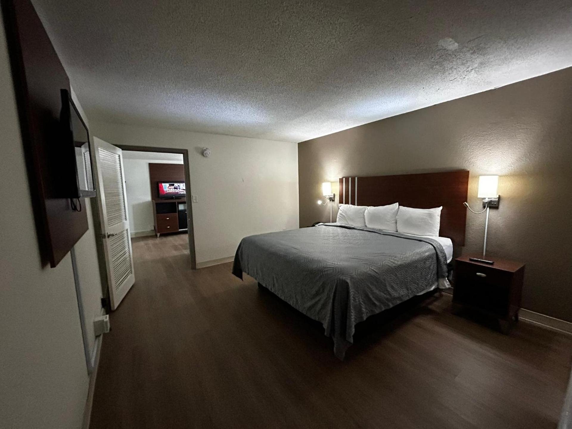Econo Lodge Inn & Suites Chambersburg Central photo 14