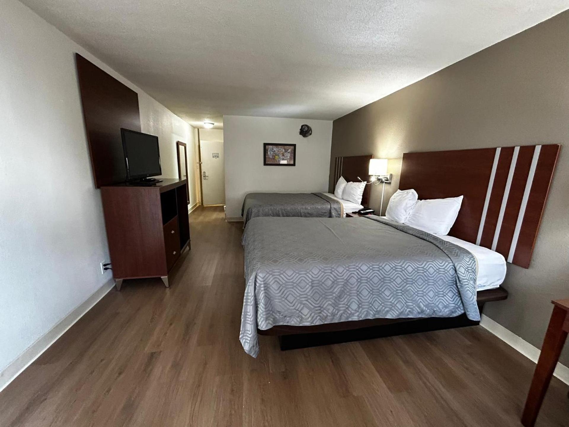 Econo Lodge Inn & Suites Chambersburg Central photo 15