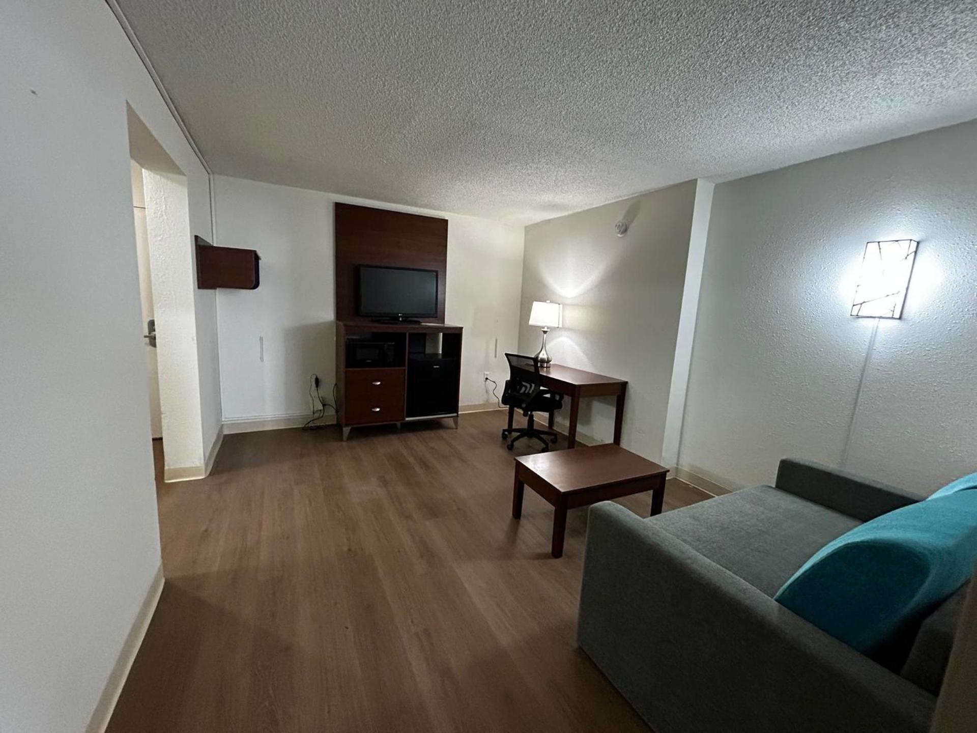 Econo Lodge Inn & Suites Chambersburg Central photo 21