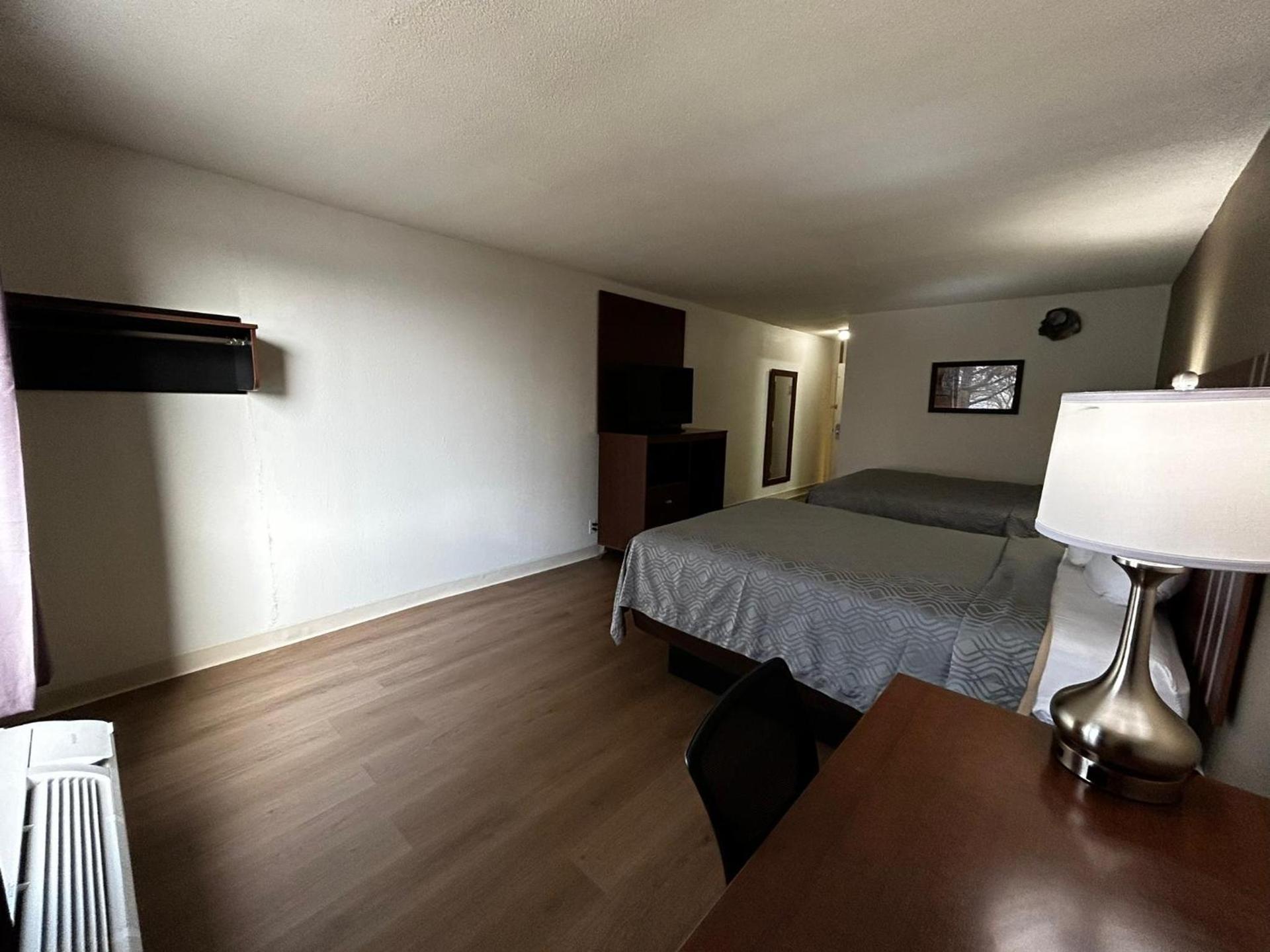 Econo Lodge Inn & Suites Chambersburg Central photo 19