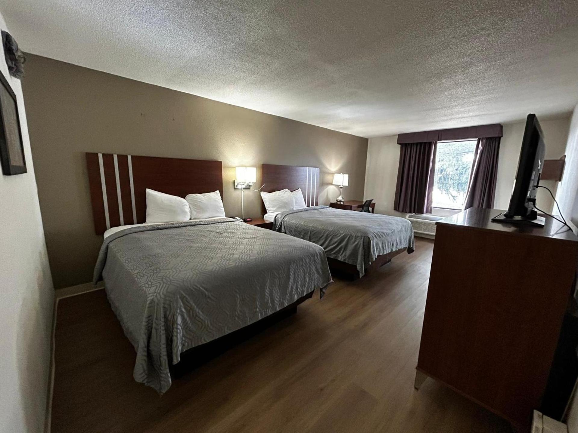 Econo Lodge Inn & Suites Chambersburg Central photo 17