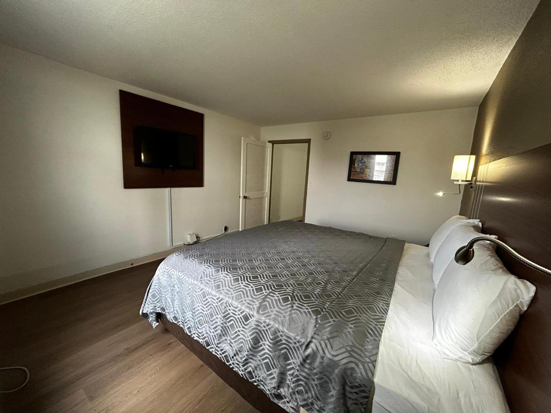 Econo Lodge Inn & Suites Chambersburg Central photo 24