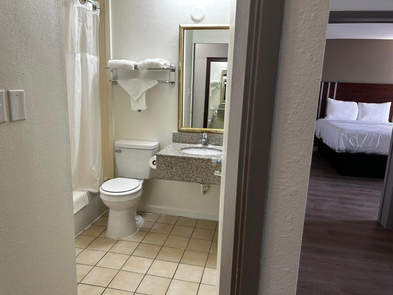 Econo Lodge Inn & Suites Chambersburg Central photo 54