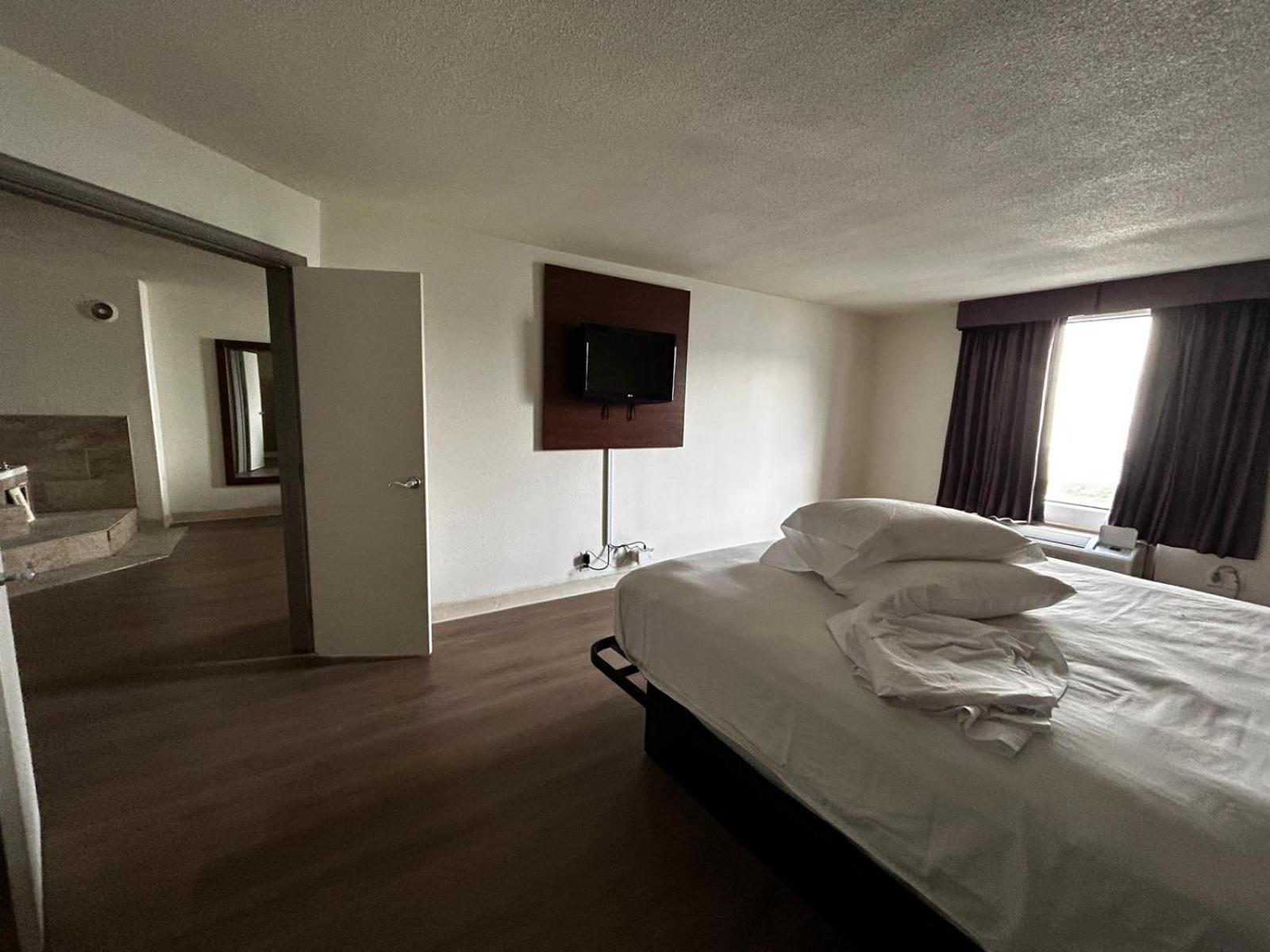 Econo Lodge Inn & Suites Chambersburg Central photo 46