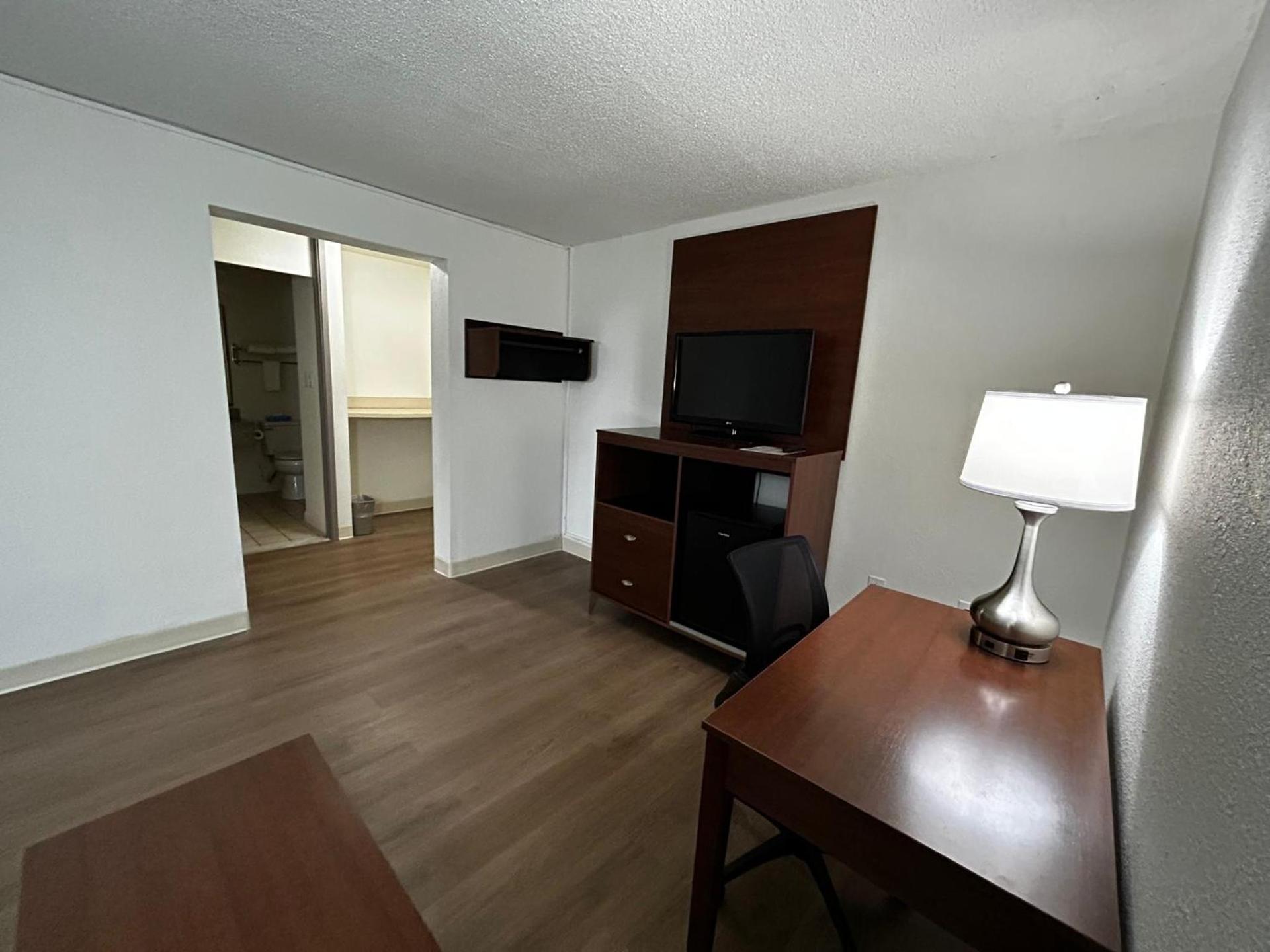 Econo Lodge Inn & Suites Chambersburg Central photo 57
