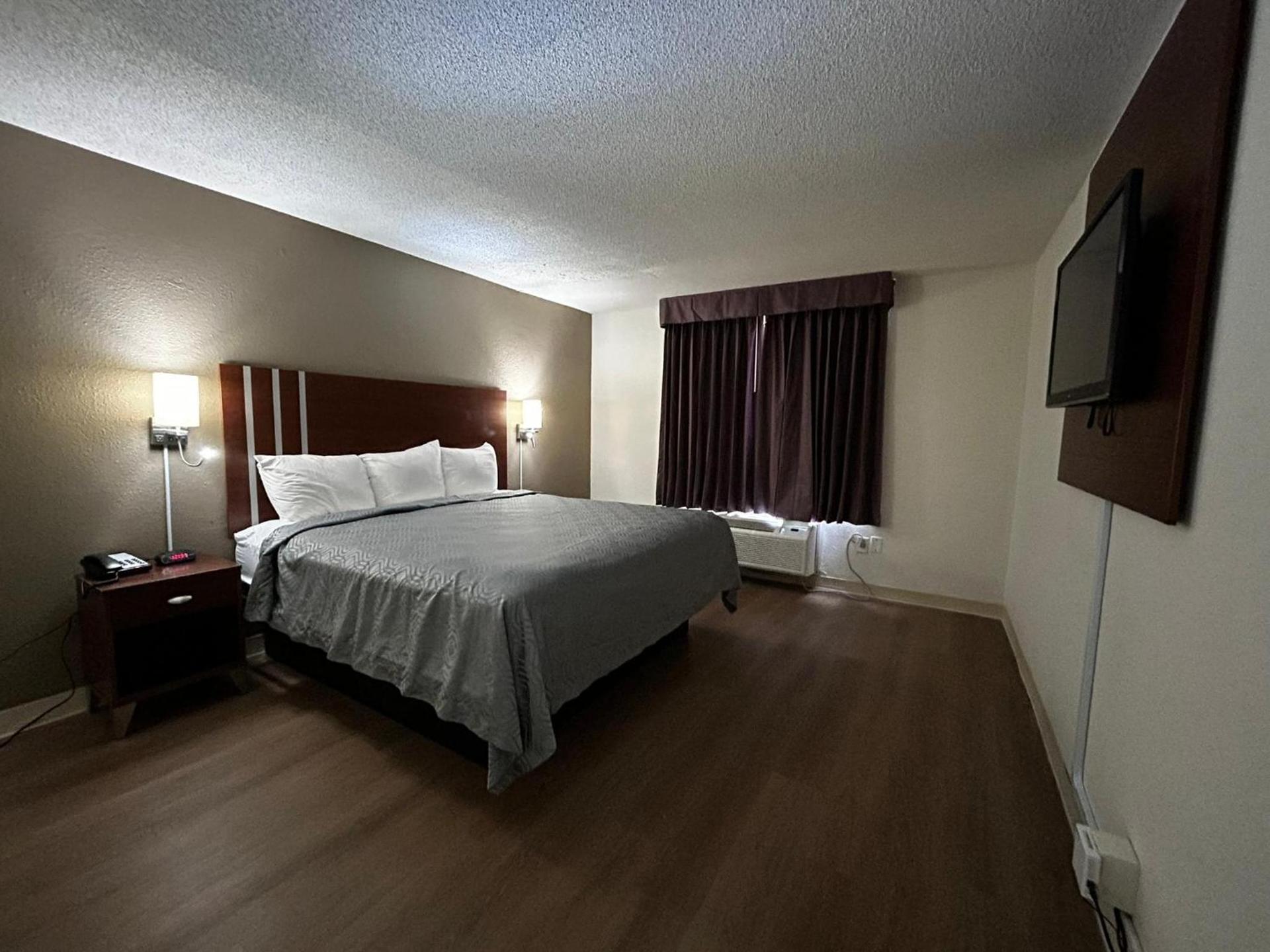 Econo Lodge Inn & Suites Chambersburg Central photo 61