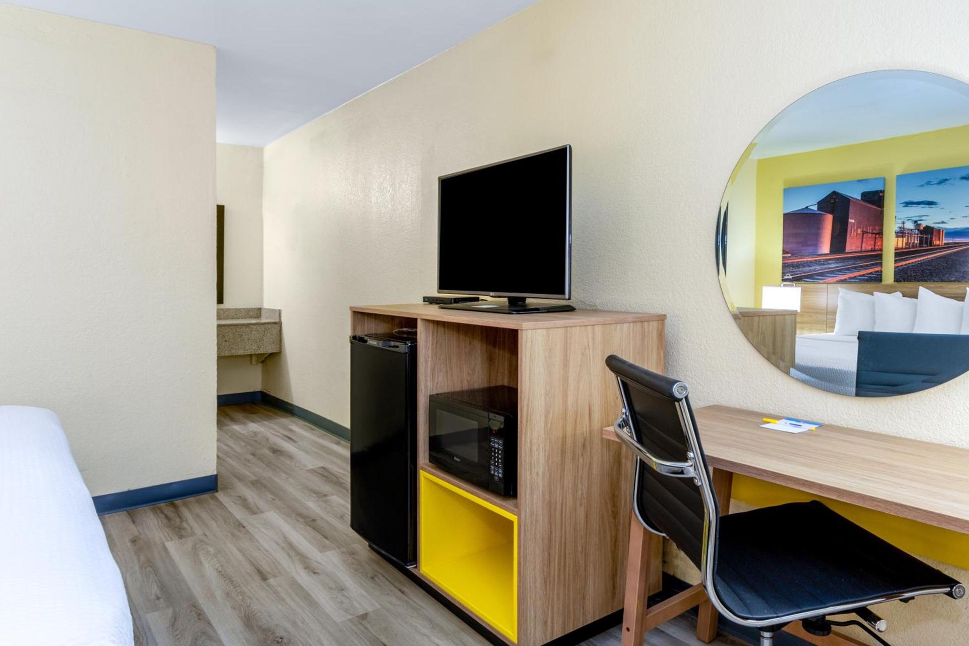 Days Inn & Suites by Wyndham Clovis photo 77