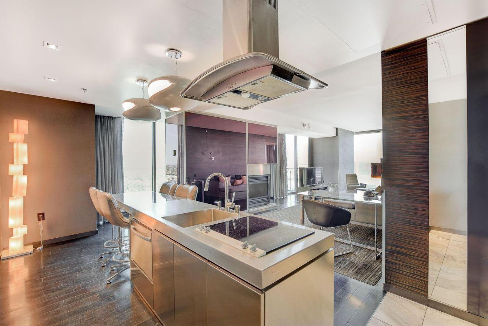 One Bedroom Suite with Strip Views 22nd Floor. photo 18