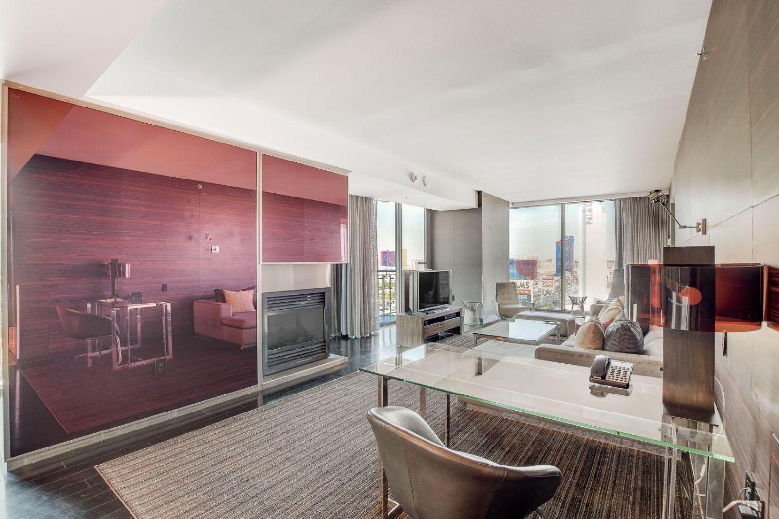 One Bedroom Suite with Strip Views 22nd Floor. photo 6