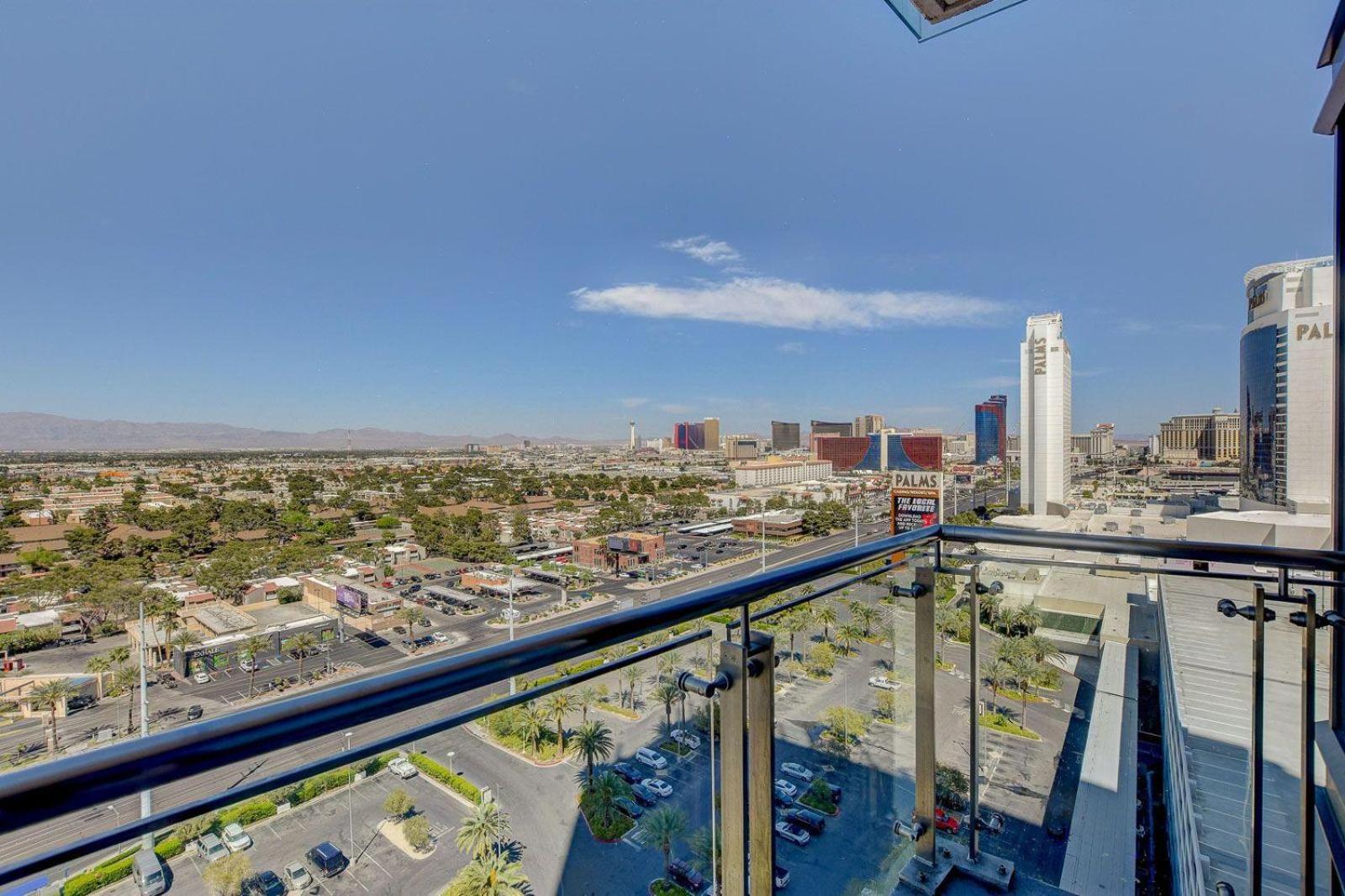 One Bedroom Suite with Strip Views 22nd Floor. photo 1