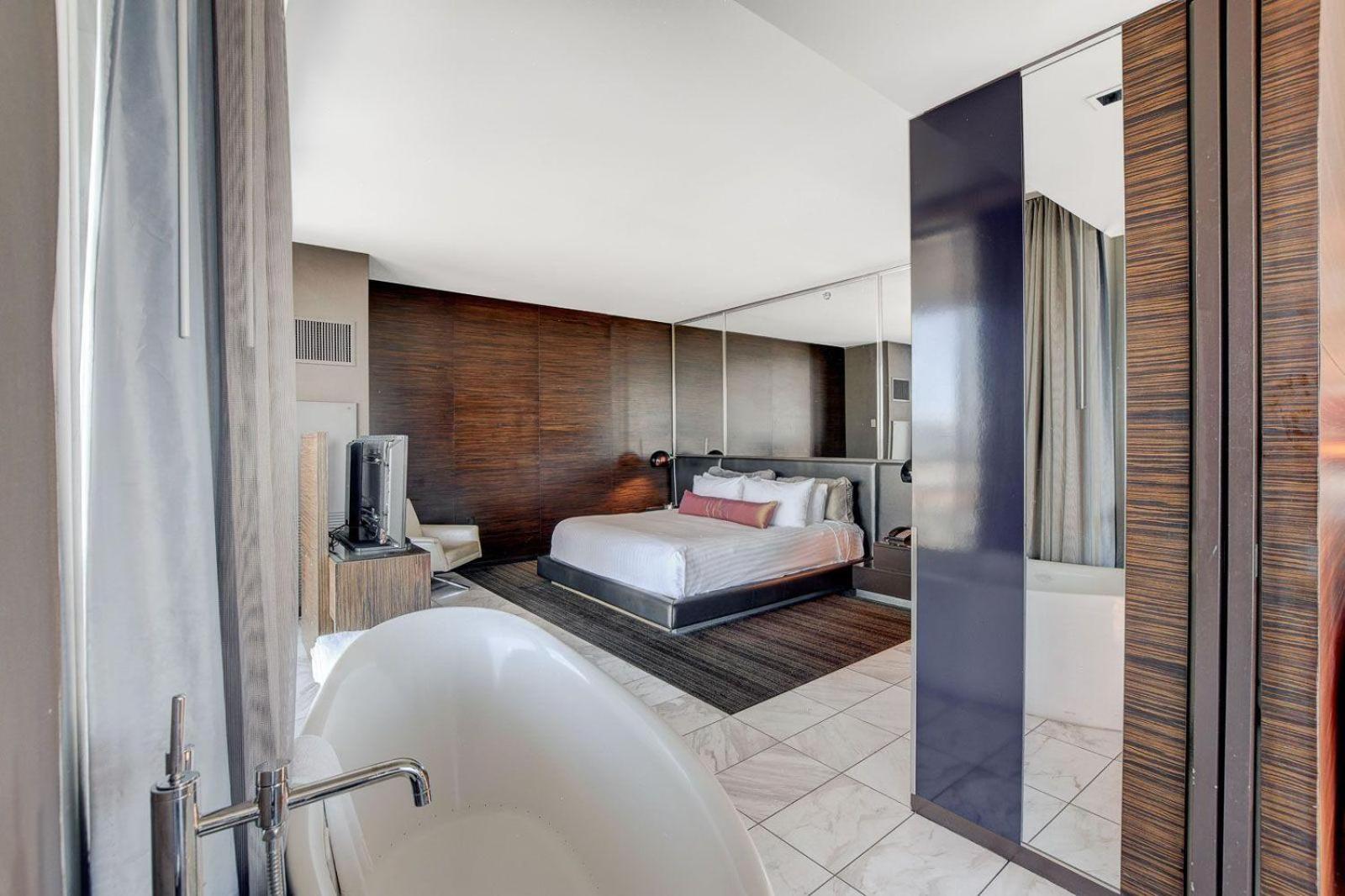 One Bedroom Suite with Strip Views 22nd Floor. photo 7