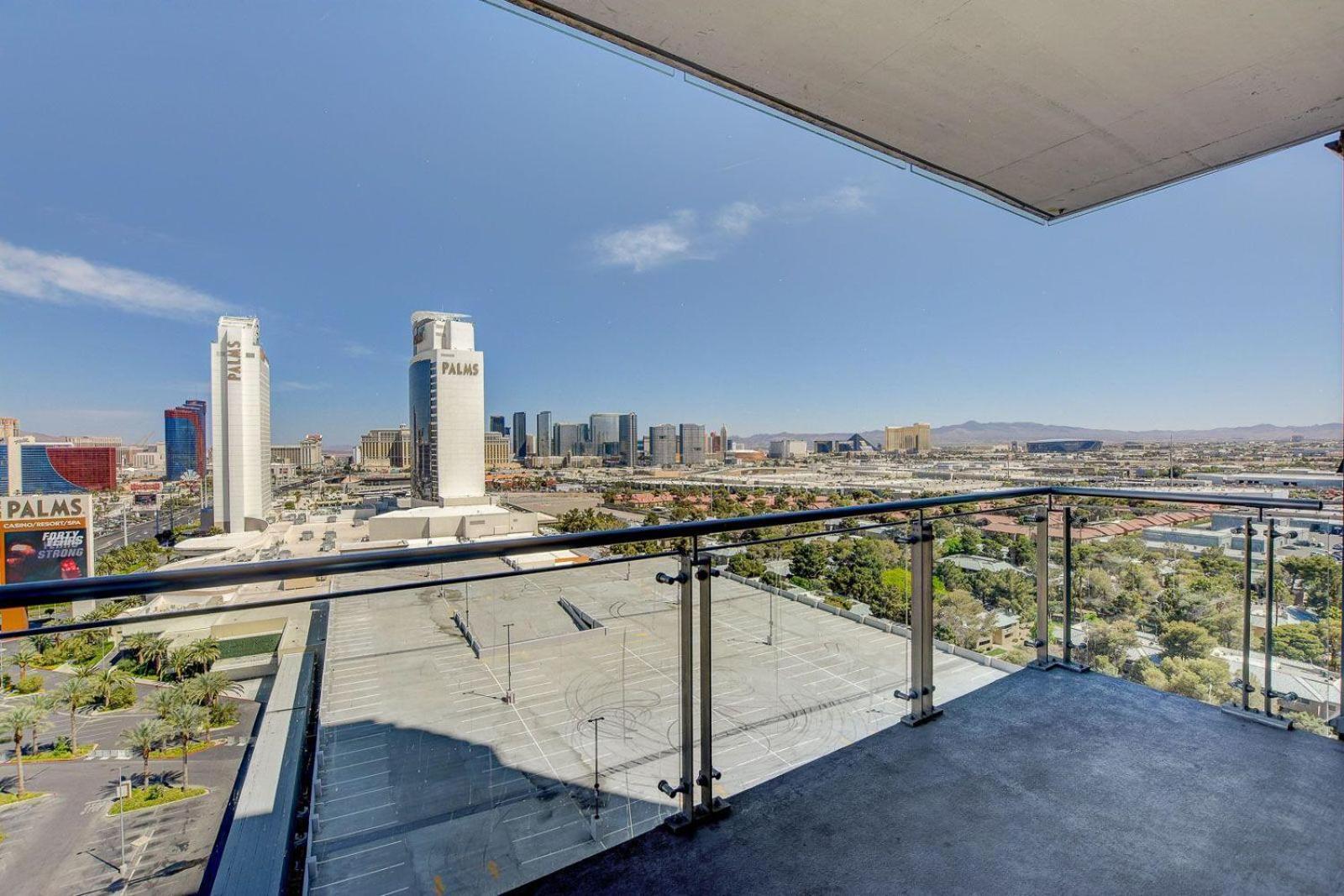 One Bedroom Suite with Strip Views 22nd Floor. photo 10