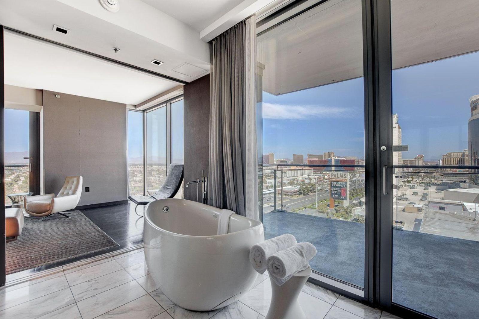 One Bedroom Suite with Strip Views 22nd Floor. photo 15