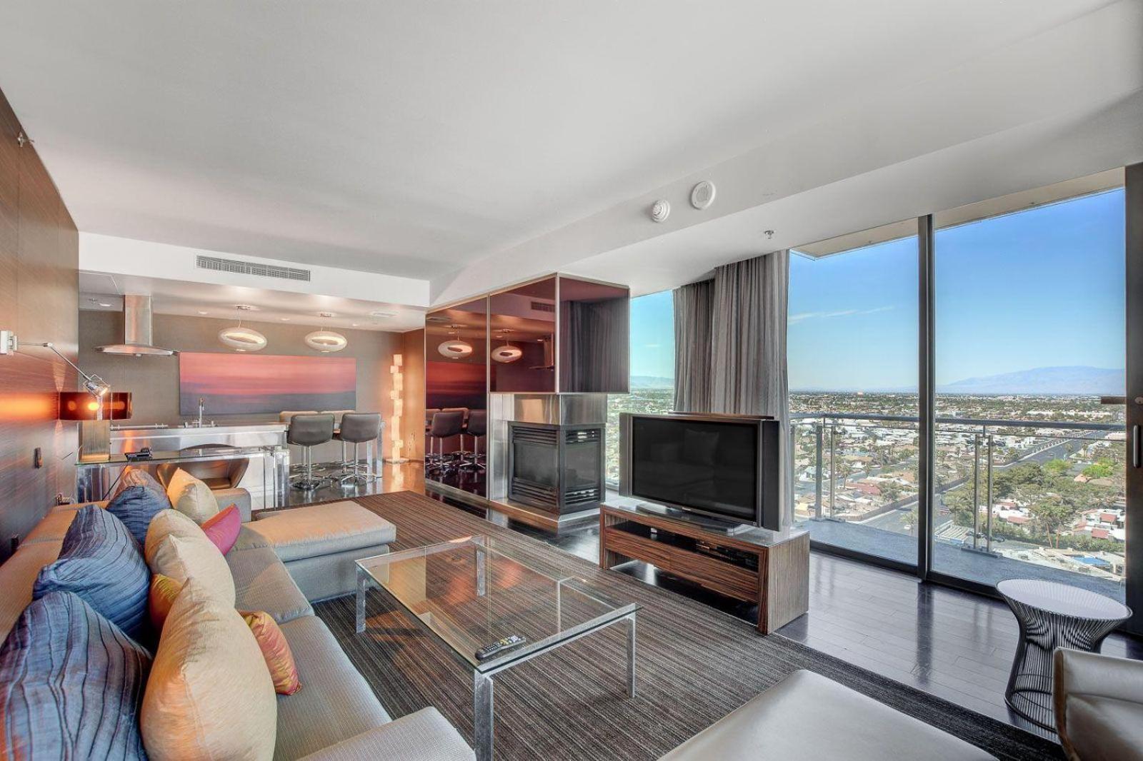 One Bedroom Suite with Strip Views 22nd Floor. photo 13