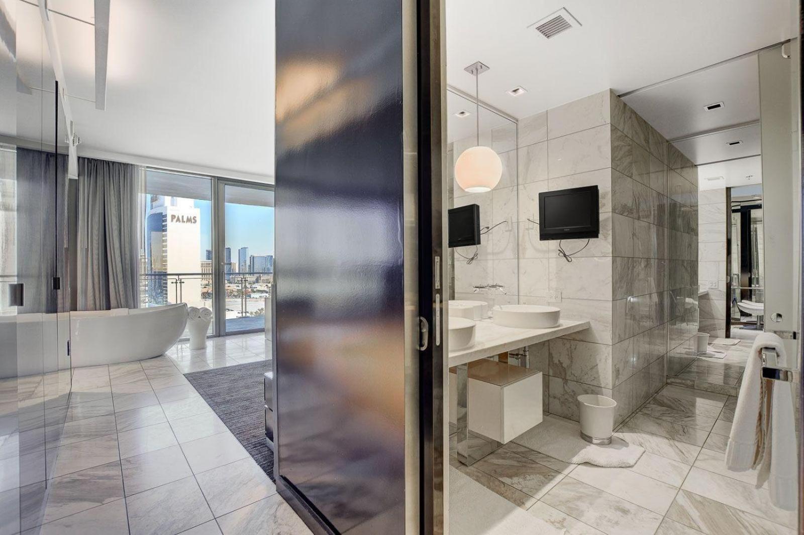 One Bedroom Suite with Strip Views 22nd Floor. photo 5