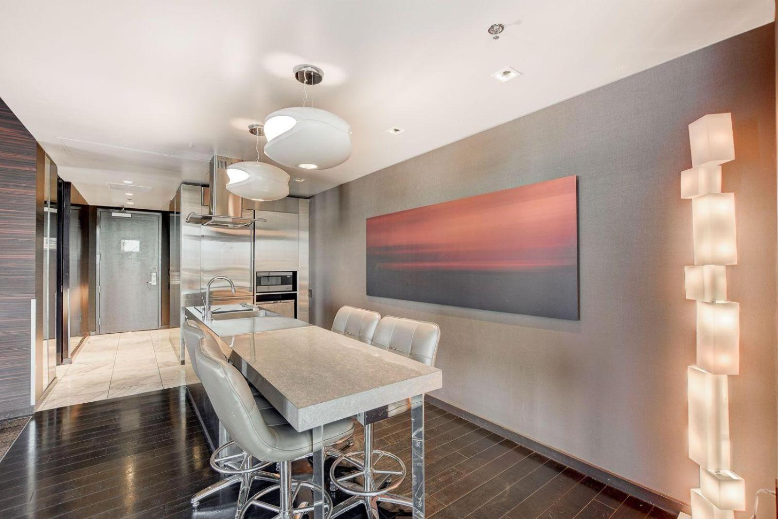 One Bedroom Suite with Strip Views 22nd Floor. photo 14