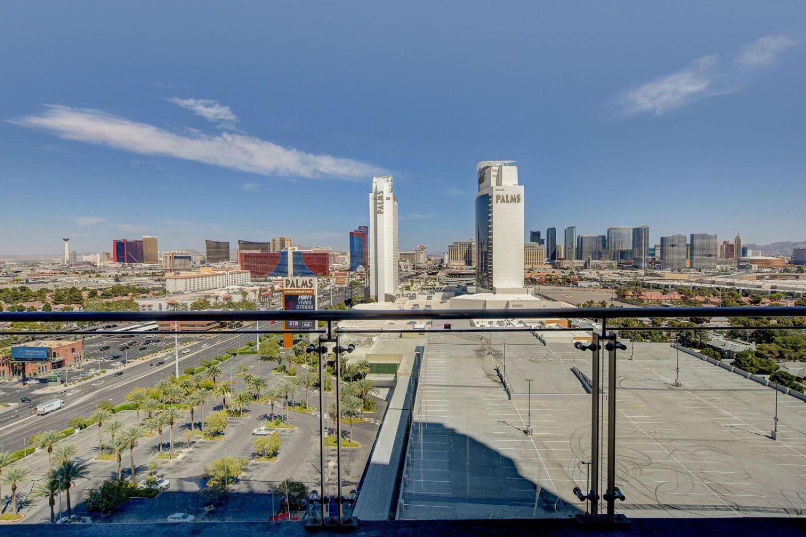 One Bedroom Suite with Strip Views 22nd Floor. photo 2