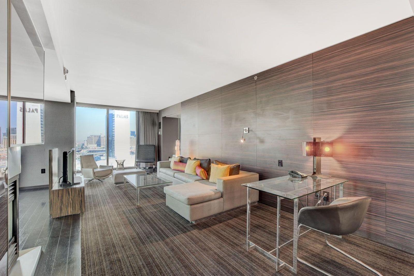 One Bedroom Suite with Strip Views 22nd Floor. photo 17