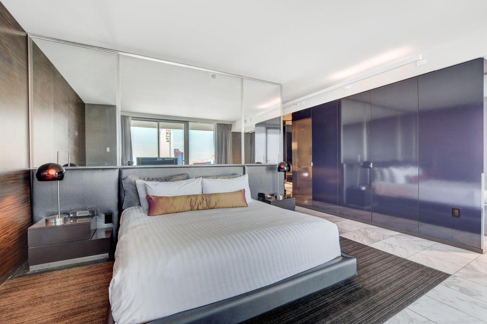 One Bedroom Suite with Strip Views 22nd Floor. photo 12