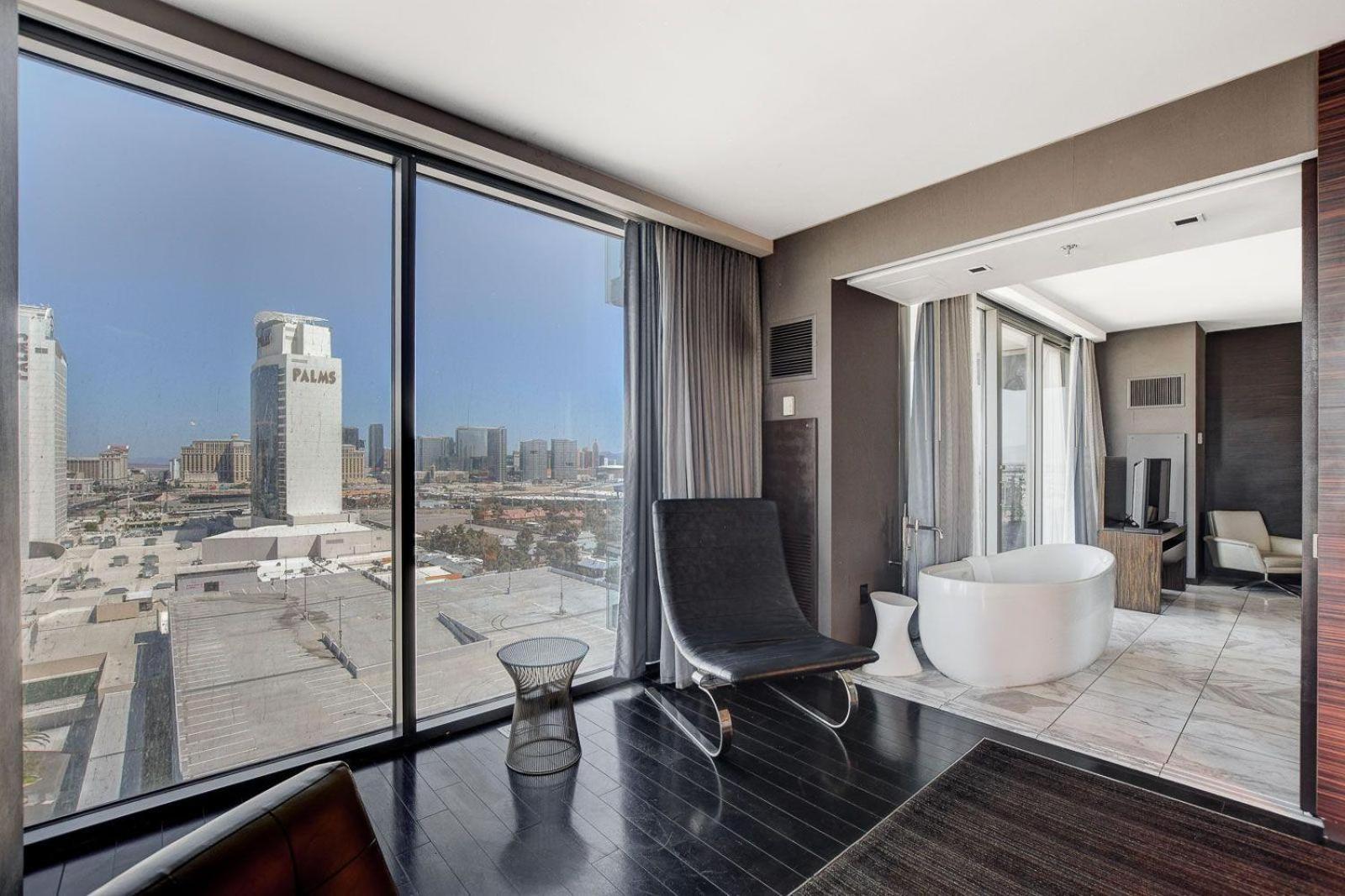 One Bedroom Suite with Strip Views 22nd Floor. photo 8