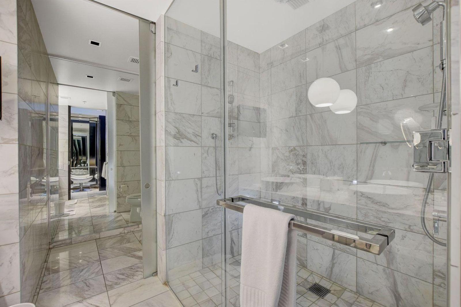 One Bedroom Suite with Strip Views 22nd Floor. photo 9