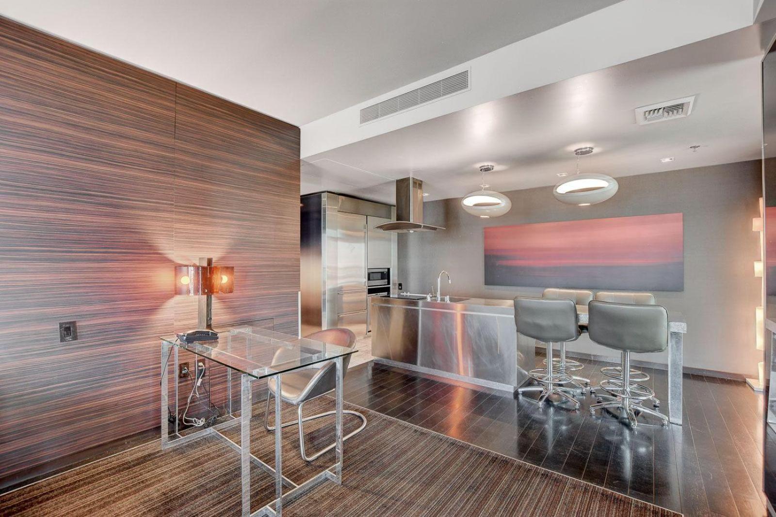 One Bedroom Suite with Strip Views 22nd Floor. photo 11