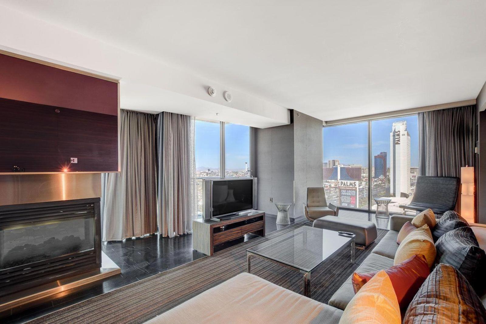 One Bedroom Suite with Strip Views 22nd Floor. photo 4