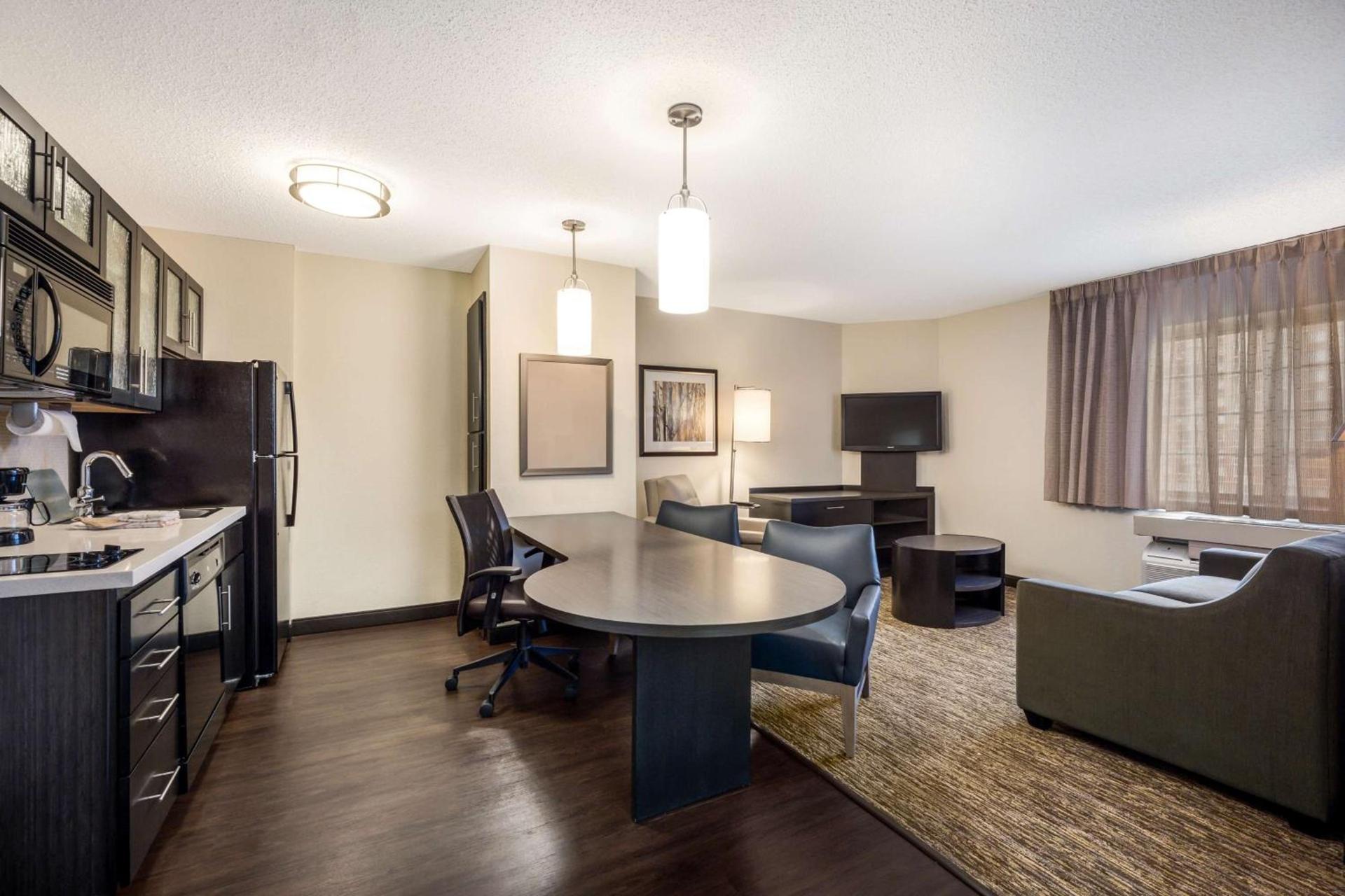 Sonesta Simply Suites Phoenix Glendale photo 21