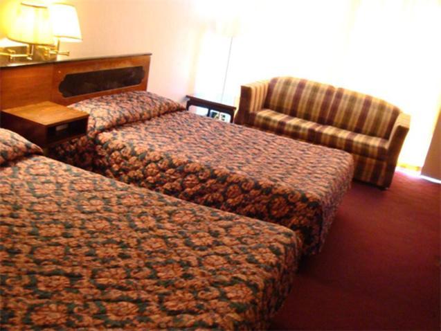 Gray Plaza Motel Benton Rend Lake I-57 photo 4