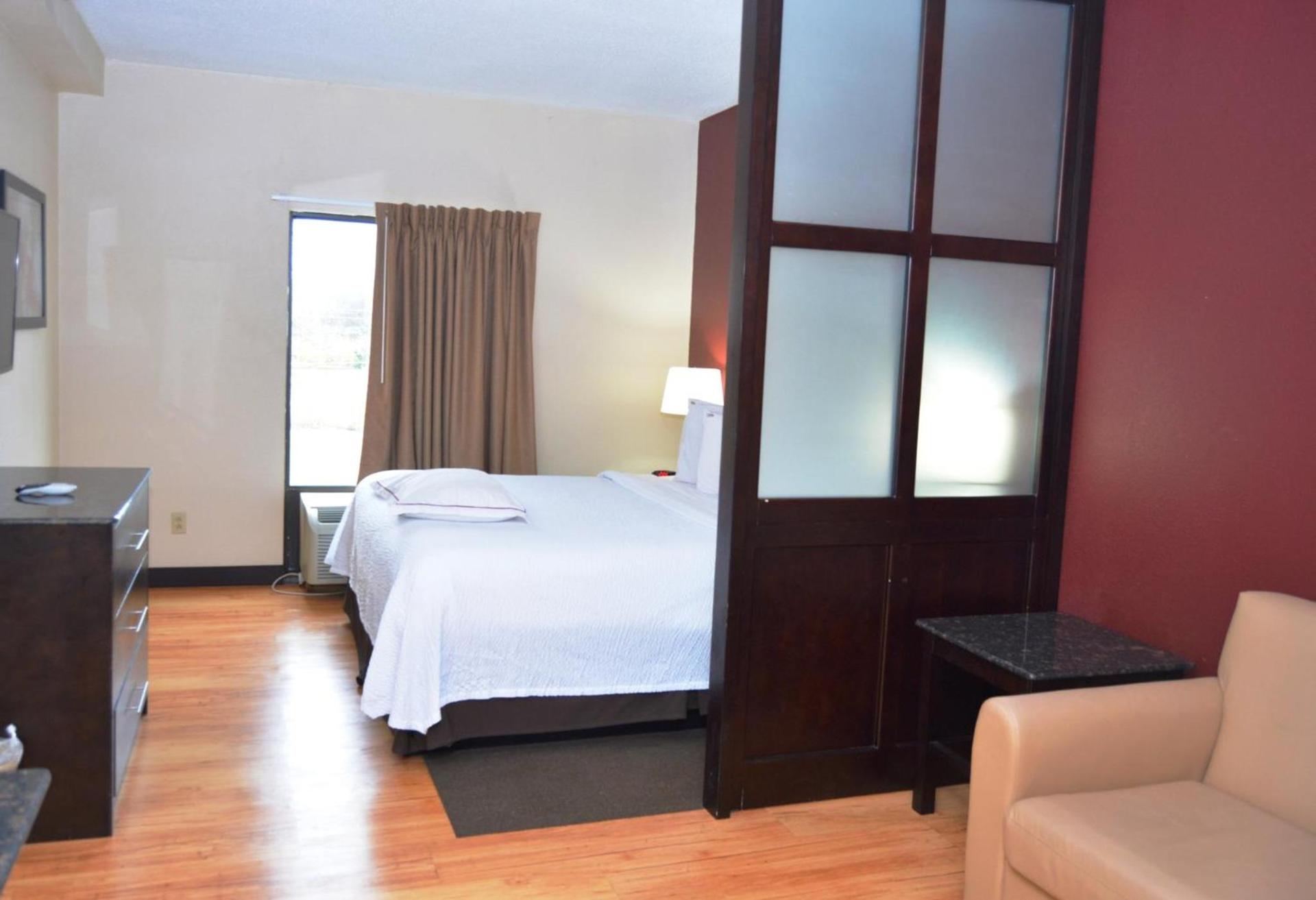 Red Roof Inn PLUS+ & Suites Chattanooga - Downtown photo 10