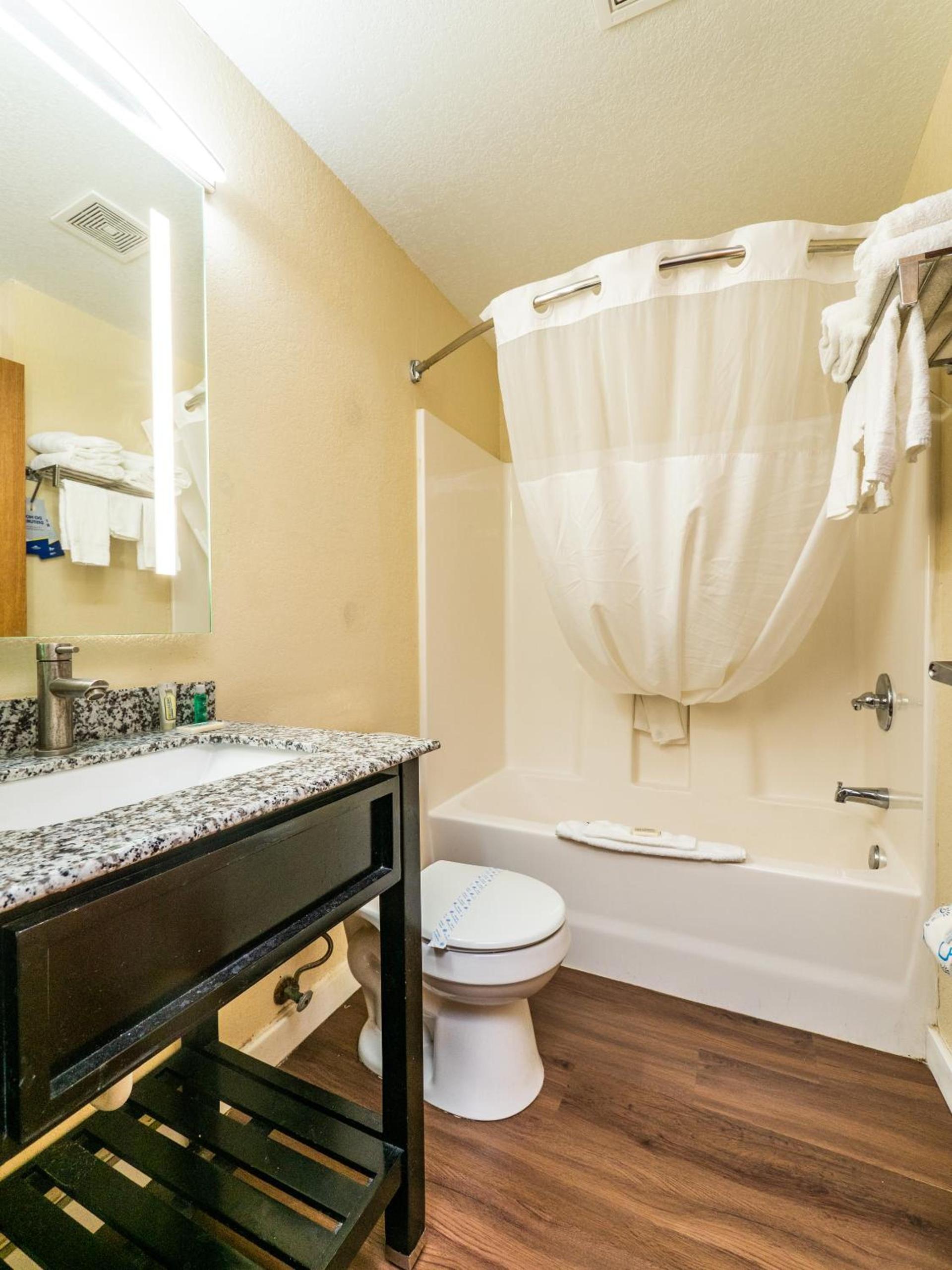 Microtel Inn and Suites Ocala photo 7