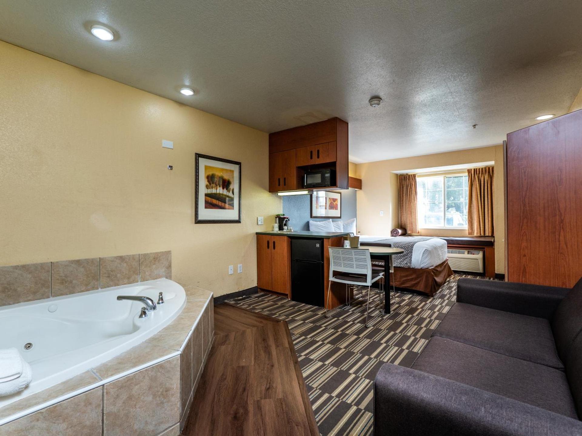 Microtel Inn and Suites Ocala photo 10