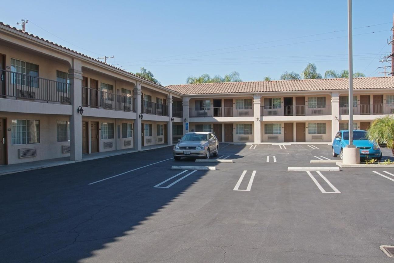 Burbank Inn and Suites photo 25