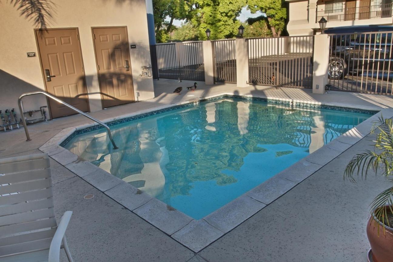 Burbank Inn and Suites photo 26