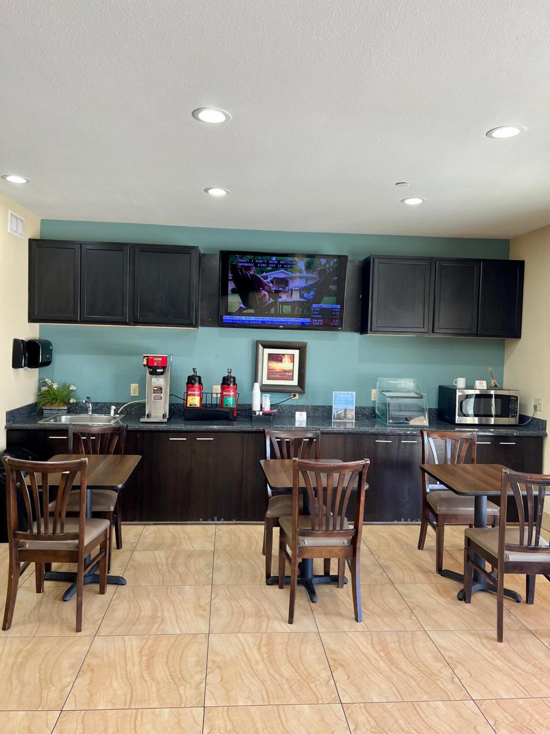 Americas Best Value Inn Sulphur photo 5