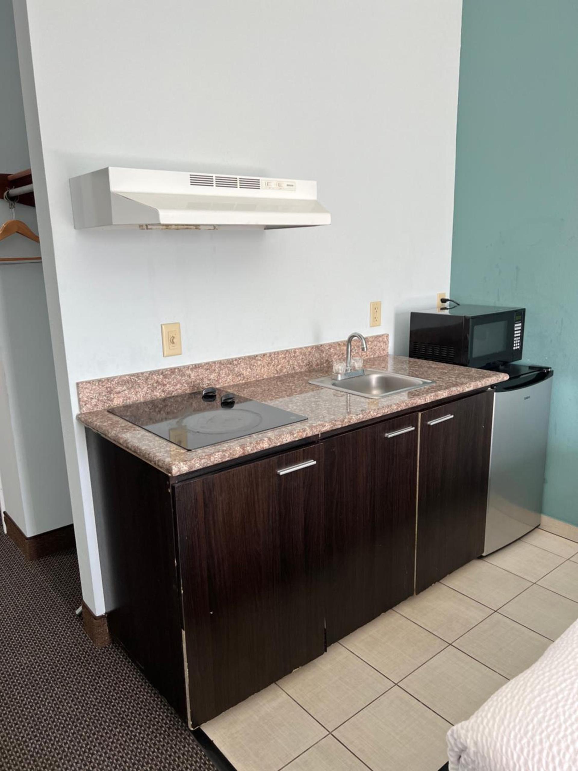 Americas Best Value Inn Sulphur photo 16