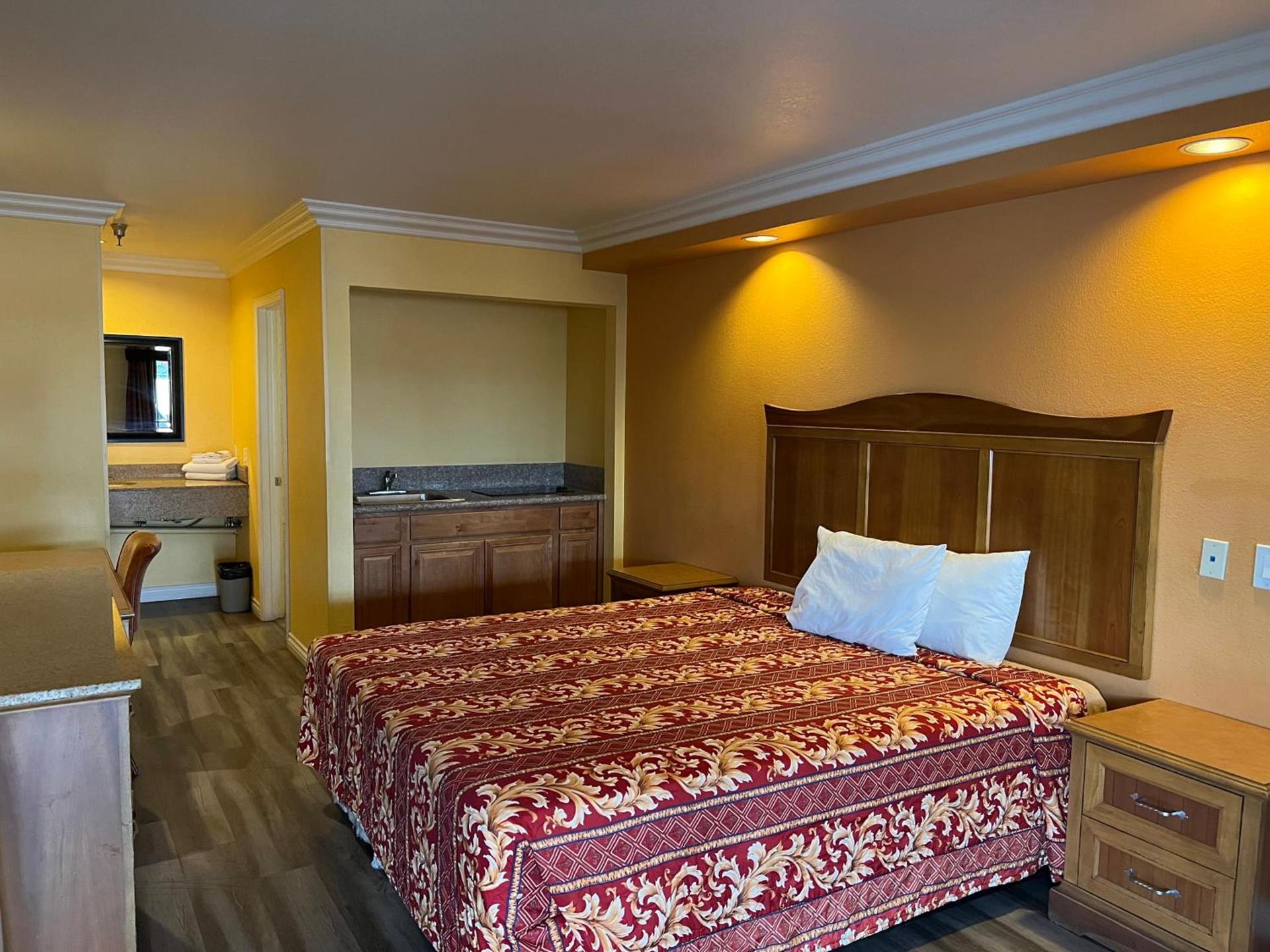 Industry Inn & Suites photo 19