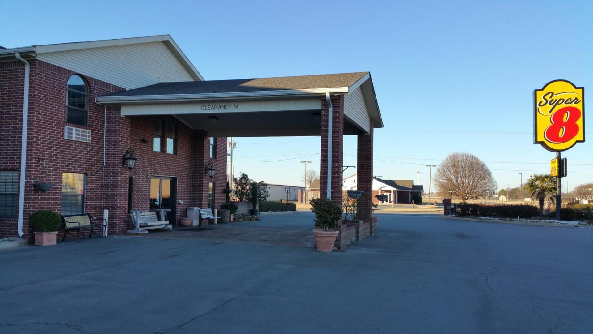 Super 8 by Wyndham Pine Bluff photo 17