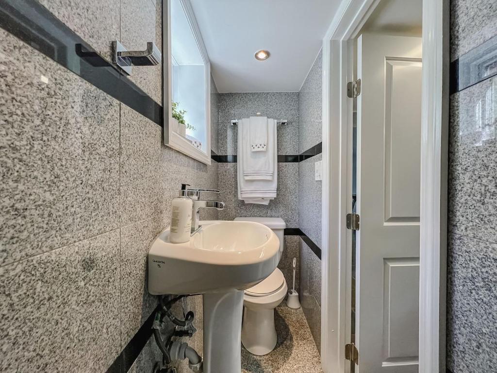New Listing ! Captain's Cottage - Cold Spring Harbor Water Views photo 22