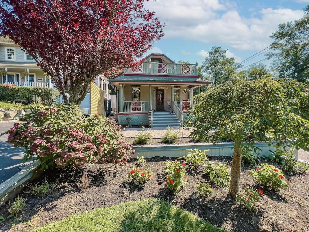New Listing ! Captain's Cottage - Cold Spring Harbor Water Views photo 1