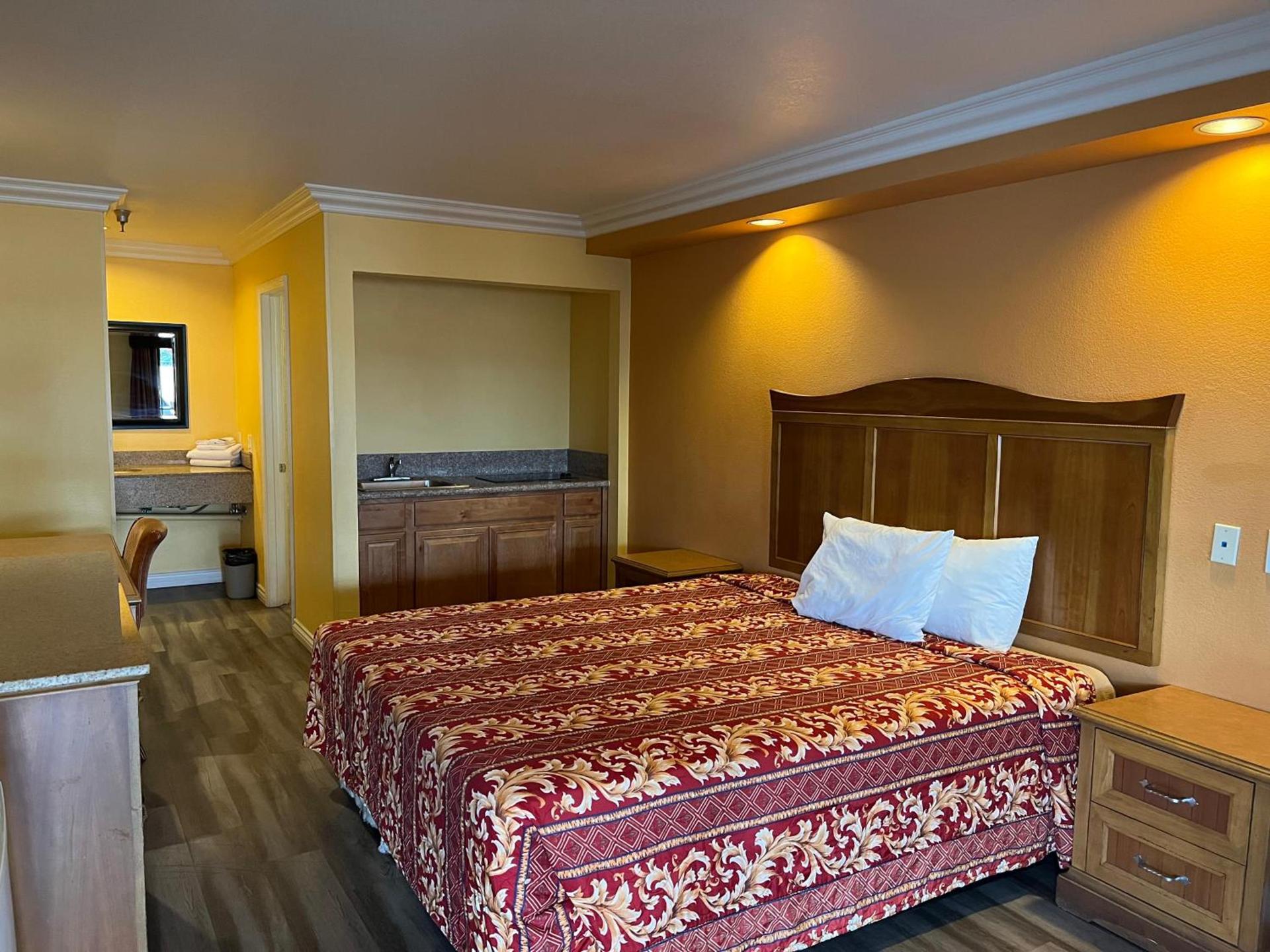 Industry Inn & Suites photo 20