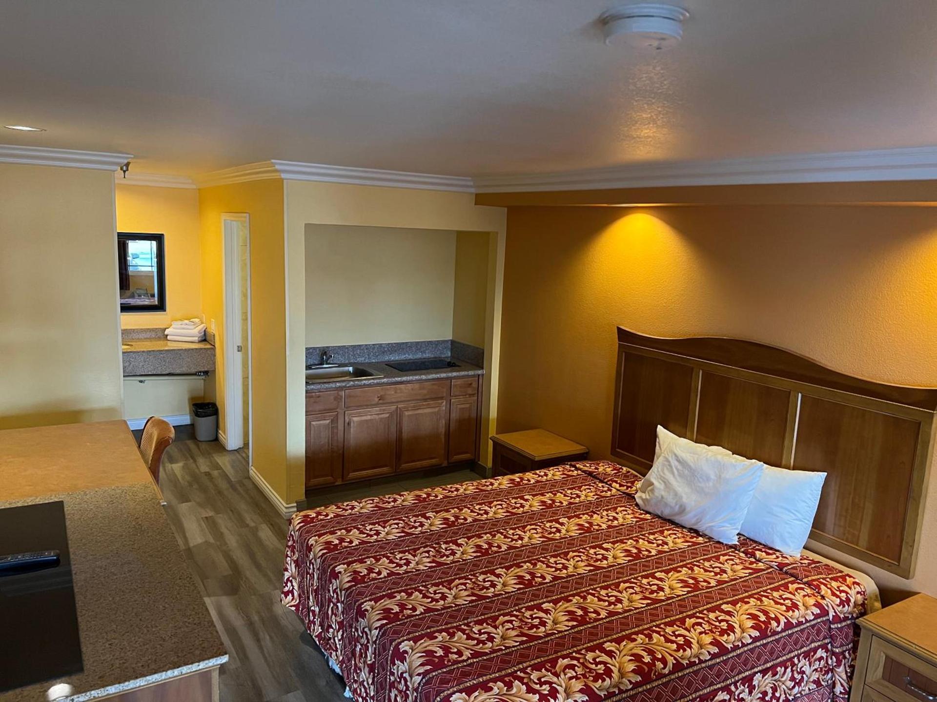 Industry Inn & Suites photo 21