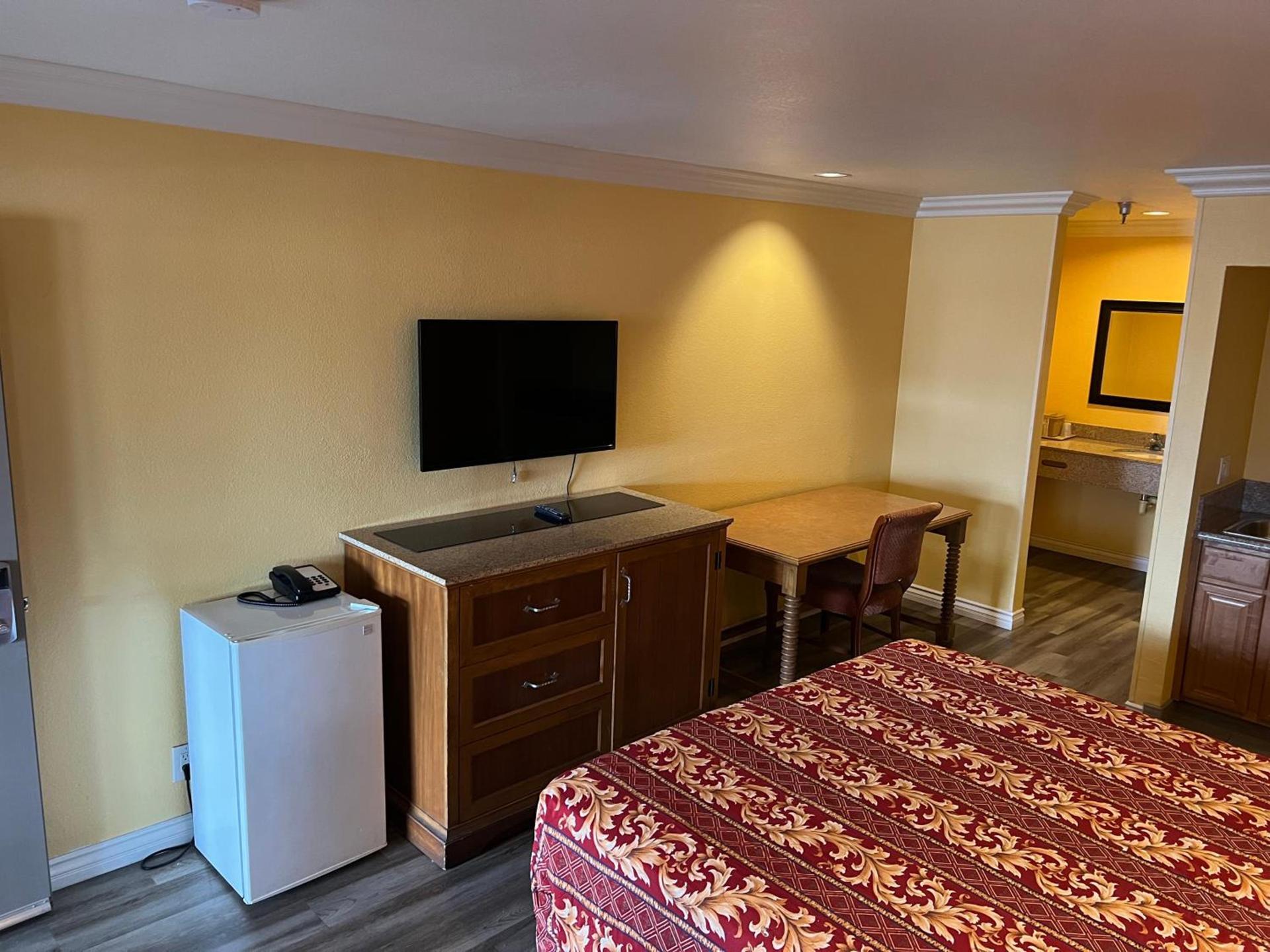 Industry Inn & Suites photo 22