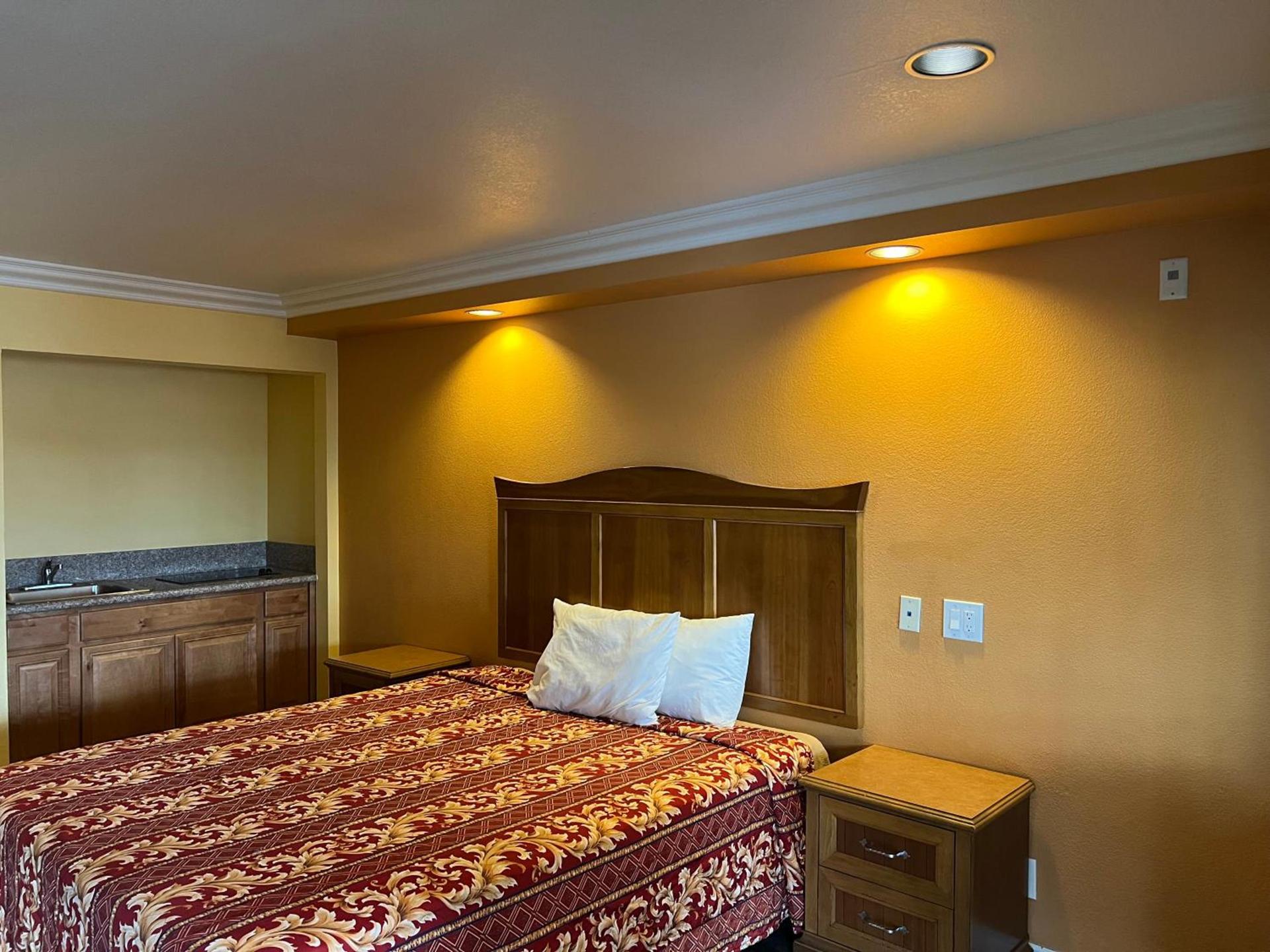 Industry Inn & Suites photo 23