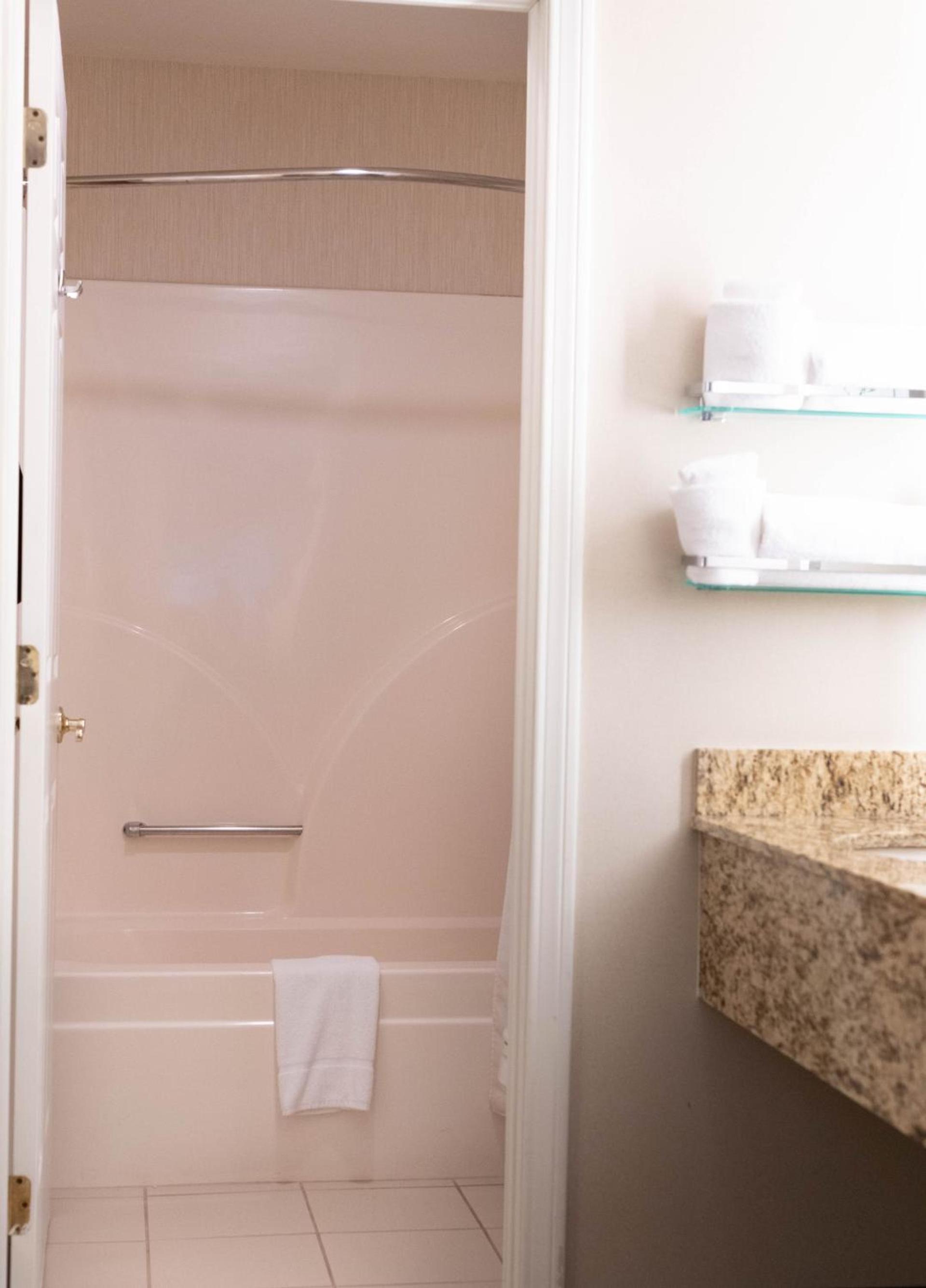 Hawthorn Suites by Wyndham Erie photo 51
