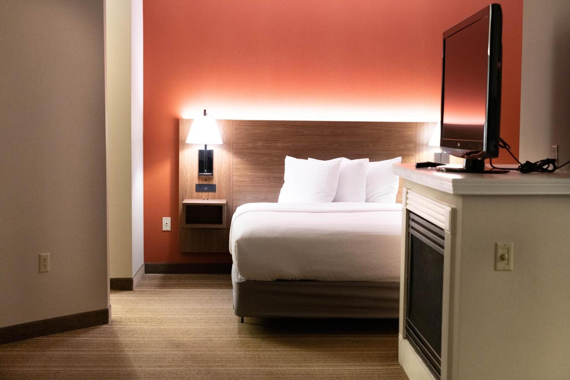 Hawthorn Suites by Wyndham Erie photo 52